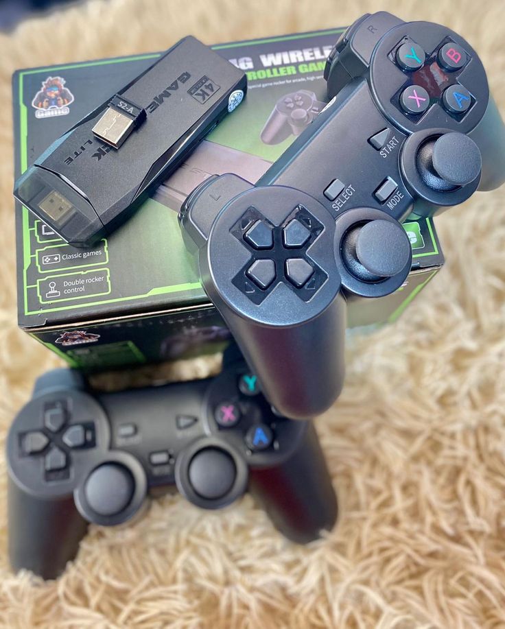 Game Stick 4K com dois controles sem fio e todo o conteúdo da embalagem